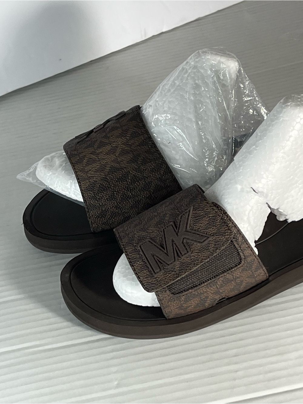 Michael Kors size 8.5 good condition - Picture 3 of 13